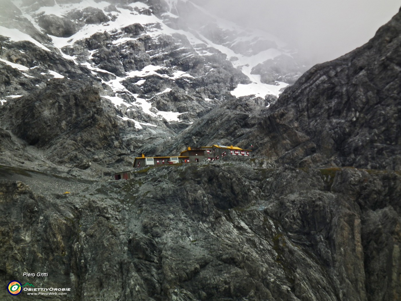 19 Zoom sul Rif. Quinto Alpini, appollaiato su un costone roccioso.JPG